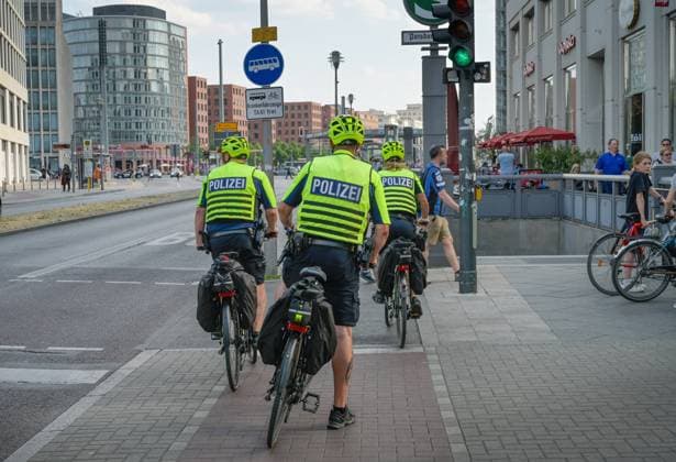 Fahrradpolizei auf Streife, Potsdamer Platz, Tiergarten, Mitte, Berlin, Deutschland *** Local Caption *** , Berlin, Deutschland *** Bicycle police on patrol, Potsdamer Platz, Tiergarten, Mitte, Berlin, Germany Local Caption , Berlin, Germany