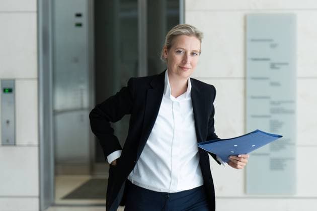 RECORD DATE NOT STATED Alice Weidel, auf dem Weg zur AfD-Bundestagsfraktion Fraktionssitzung AfD-Bundestagsfraktion, Vorsitzende der AfD-Bundestagsfraktion, Bundessprecher, Alice Weidel Berlin Berlin GER *** Alice Weidel, on the way to the AfD Bundestag parliamentary group meeting AfD Bundestag parliamentary group, chairwoman of the AfD Bundestag parliamentary group, federal spokesman, Alice Weidel Berlin Berlin GER