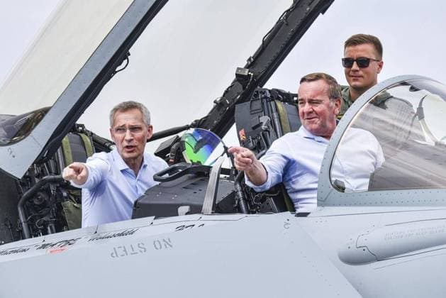 Bilder des Jahres 2023, News June 06 News Themen der Woche KW25 News Bilder des Tages Luftwaffen-Manöver Air Defender 2023 *** NUR FÜR REDAKTIONELLE ZWECKE *** EDITORIAL USE ONLY ***<p>Luftwaffen-Manöver Air Defender 2023 mit Besuch von Verteidigungsminister Boris Pistorius (SPD) und Nato-Generalsekretär Jens Stoltenberg. An dem Manöver sind 25 Staaten - vor allem aus der Nato - mit 250 Flugzeugen und fast 10 000 Soldaten beteiligt. Es sind etwa 2000 Flüge geplant. Es handelt sich um die größte Verlegeübung von Luftstreitkräften seit Bestehen der Nato, fotografiert am 20. Juni 2023 in Jagel. Deutschland Berlin Berlin Copyright: MaurizioxGambarini *** Air Force Maneuver Air Defender 2023 FOR EDITORIAL PURPOSES ONLY EDITORIAL USE ONLY p Air Force Maneuver Air Defender 2023 with visit by Defense Ministe Copyright: MaurizioxGambarini doc7qq9wemkohk17upq9bw5 ,EDITORIAL USE ONLY
