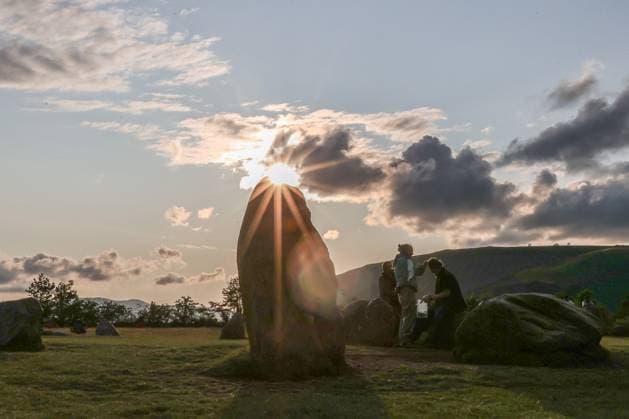 Bilder des Jahres 2023, News June 06 News Themen der Woche KW25 Castlerigg Stone Circle Summer Solstice Celebration The sun sets over a stone at Castlerigg Stone Circle Summer Solstice Celebration. It s believed Castlerigg Stone Circle was constructed around 3200 BC, and although its original purpose remains largely unknown, possible uses include a trading post, meeting place, a religious site or an astronomical observatory.Castlerigg Stone Circle, Keswick, United Kingdom, 20th June 2023 (Photo by Mark Cosgrove News Images) Keswick Castlerigg Stone Circle Lake District, Cumbria United Kingdom Copyright: xMarkxCosgrove NewsxImagesx