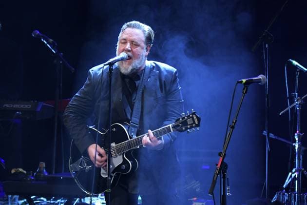 Bilder des Jahres 2023, Entertainment June 06 Entertainment Themen der Woche KW25 Entertainment Bilder des Tages RECORD DATE NOT STATED Catanzaro, June 20, 2023 -- Oscar-winning actor Russell Crowe sings at the concert in Catanzaro, Italy, on June 20, 2023.