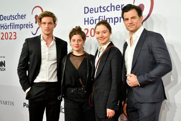 Bilder des Jahres 2023, Entertainment June 06 Entertainment Themen der Woche KW25 Entertainment Bilder des Tages Damian Hardung, Rieke Seja, Hannah Schiller und Torben Liebrecht bei der Verleihung des 21. Deutschen Hörfilmpreises 2023 in der Hauptstadtrepräsentanz der Deutschen Telekom. Berlin, 20.06.2023 *** Damian Hardung, Rieke Seja, Hannah Schiller and Torben Liebrecht at the award ceremony of the 21 German Hearing Film Award 2023 in the capital representative office of Deutsche Telekom Berlin, 20 06 2023 Foto:xN.xKubelkax xFuturexImage