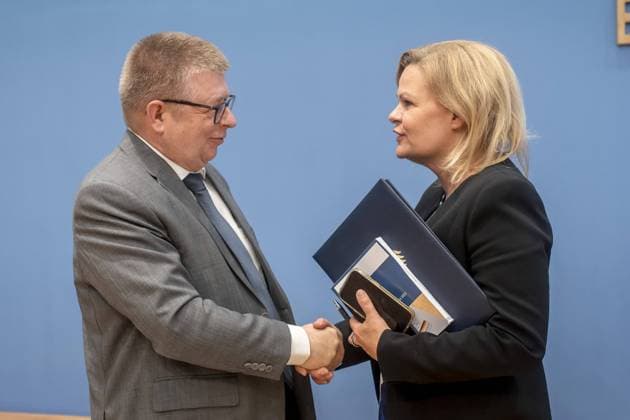 Nancy Faeser (SPD), Bundesministerin fuer Inneres und Heimat, und Thomas Haldenwang, Praesident des Bundesamtes fuer Verfassungsschutz, bei der Vorstellung des Verfassungsschutzberichtes 2022 in der Bundespressekonfernz. Berlin Deutschland *** Nancy Faeser SPD , Federal Minister of the Interior and Homeland, and Thomas Haldenwang, President of the Federal Office for the Protection of the Constitution, at the presentation of the 2022 Report on the Protection of the Constitution at the Federal Press Conference Berlin Germany Copyright: xKurtxSauer photothek.netx