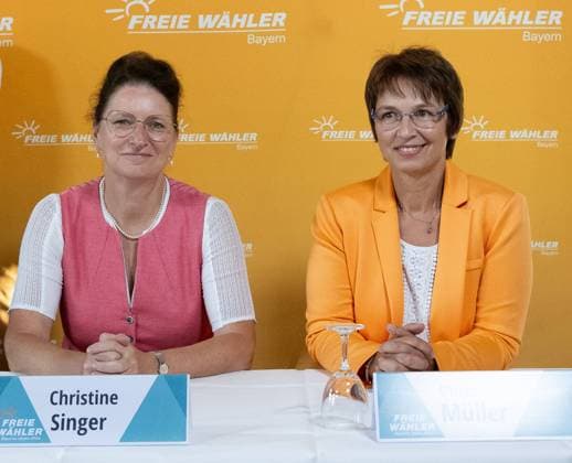 Muenchen Freie Waehler Bayern, Pressekonferenz zur Vorstellung der Spitzenkandidatin Christine Singer zur Europawahl 2024, 21.06.2023. Christine Singer (Spitzenkandidatin Freie Waehler Bayern zur Europawahl 2024) und Ulrike Mueller (Abgeordnete Europa-Parlament, Freie Waehler Bayern). Freie Waehler Bayern, Pressekonferenz zur Vorstellung der Spitzenkandidatin Christine Singer zur Europawahl 2024, 21.06.2023. *** Munich Free Voters Bavaria, press conference for the presentation of the top candidate Christine Singer for the European election 2024, 21 06 2023 Christine Singer top candidate Free Voters Bavaria for the European election 2024 and Ulrike Mueller Member of the European Parliament, Free Voters Bavaria Free Voters Bavaria, press c Copyright: xEibner-Pressefoto HeikexFeinerx EP_HFR