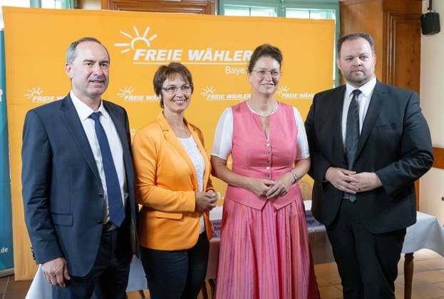Muenchen Freie Waehler Bayern, Pressekonferenz zur Vorstellung der Spitzenkandidatin Christine Singer zur Europawahl 2024, 21.06.2023. Hubert Aiwanger (Landes- und Bundesvorsitzender Freie Waehler), Ulrike Mueller (Abgeordnete Europa-Parlament, Freie Waehler Bayern), Christine Singer (Spitzenkandidatin Freie Waehler Bayern zur Europawahl 2024) und Engin Eroglu (Abgeordneter Europa-Parlament, Freie Waehler Hessen) beim Gruppenfoto. Freie Waehler Bayern, Pressekonferenz zur Vorstellung der Spitzenkandidatin Christine Singer zur Europawahl 2024, 21.06.2023. *** Munich Free Voters Bavaria, press conference for the presentation of the top candidate Christine Singer for the European election 2024, 21 06 2023 Hubert Aiwanger State and Federal C Copyright: xEibner-Pressefoto HeikexFeinerx EP_HFR