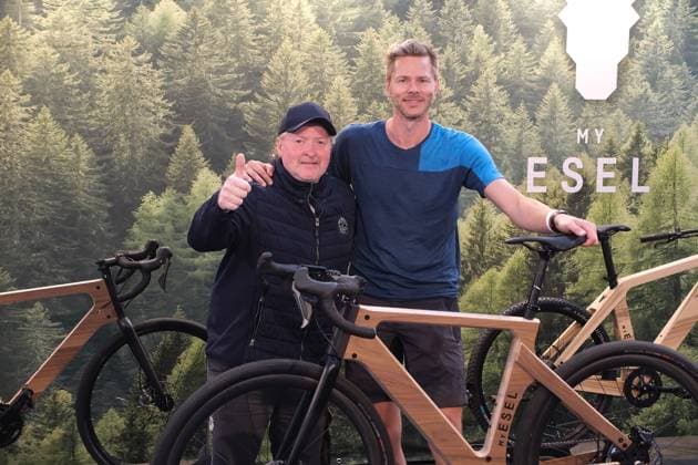 Bilder des Jahres 2023, News June 06 News Themen der Woche KW25 News Bilder des Tages 21.06.2023 xkhx Frankfurt am Main, Messe EUROBIKE- Weltleitmesse der Fahrrad- und Mobilitäts-Branche. My-Esel-Markenbotschafter Joey Kelly und My-Esel Chef Christoph Fraundorfer enthüllen das neue elektrische Gravelbike aus Holz. *** 21 06 2023 xkhx Frankfurt am Main, Messe EUROBIKE Worlds leading trade fair for the bicycle and mobility industry My Esel brand ambassador Joey Kelly and My Esel boss Christoph Fraundorfer unveil the new electric gravel bike made of wood KH