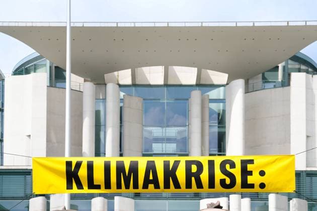 Symbolbild Bundeskanzleramt mit der Aufschrift Klimakrise Symbolfoto Klimakrise, Banner mit der Aufschrift Klimakrise vor dem Bundeskanzleramt in Berlin Deutschland *** Symbol image Federal Chancellery with the inscription climate crisis symbol photo climate crisis, banner with the inscription climate crisis in front of the Federal Chancellery in Berlin Germany
