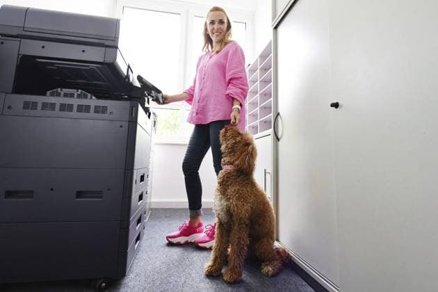 IMAGO Creative, Health, Hunde im Büro reduzieren Stress Tag des Bürohundes in Herne *** NUR FÜR REDAKTIONELLE ZWECKE *** EDITORIAL USE ONLY ***<p>Stephanie Wallek (Stadtwerke) und ihr Double Doodle Hund Coco am 21. Juni 2023 bei den Stadtwerken Herne in Herne. Deutschland NRW Herne Copyright: ChristofxKöpsel *** Day of the office dog in Herne FOR EDITORIAL PURPOSES ONLY EDITORIAL USE ONLY p Stephanie Wallek Stadtwerke and her Double Doodle dog Coco on 21 June 2023 at the Stadtwerke Herne in Herne Germany NRW Herne Copyright ChristofxKöpsel Copyright: ChristofxKöpsel doc7qqobeuviixkjtff9ma ,EDITORIAL USE ONLY