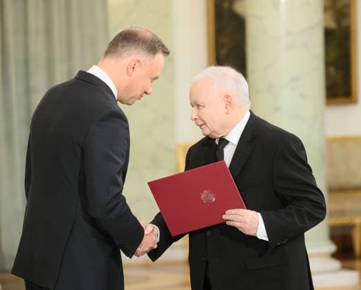 News Themen der Woche KW25 News Bilder des Tages Jaroslaw Kaczynski returns to Polish government Photo: Wojciech Olkusnik East News President of Poland Andrzej Duda and the leader of the ruling party Prawo i Sprawiedliwosc (Law and Justice) Jaroslaw Kaczynski attend a ceremony of Kaczynski s appointment as a deputy prime minister at the Presidential Palace on June 21, 2023 in Warsaw, Poland. Jaroslaw Kaczynski returns to the cabinet after a year-long break amidst a parliamentary election campaign. EN_01589208_0124 