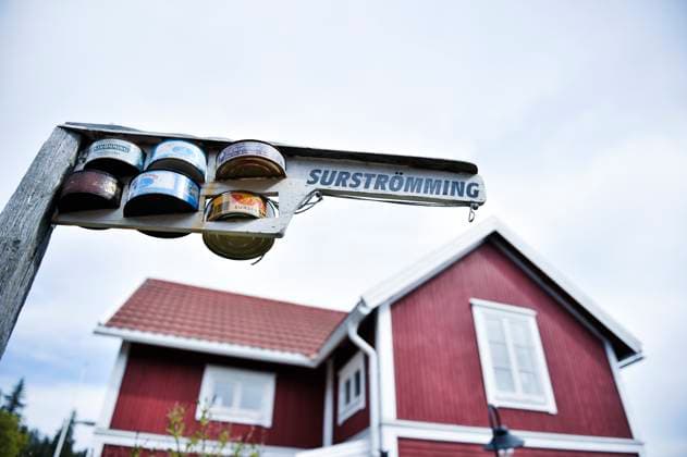 ÖRNSKÖLDSVIK 20180522 Surströmming cans adorn a sign in Örnsköldsvik ÖRNSKÖLDSVIK SWEDEN x10750x  Copyright: xErikxMartenssonx xTTx SURSTRÖMMINGSBURKAR