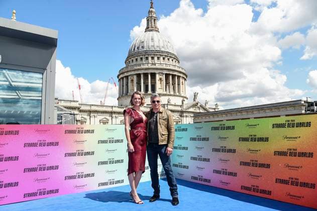 Bilder des Jahres 2023, Entertainment June 06 Entertainment Themen der Woche KW25 Entertainment Bilder des Tages Rebecca Romijn und Anson Mountbeim Photocall zur zweiten Staffel der Paramout+ Serie Star Trek: Strange New Worlds in der Sabine Rooftop Bar. London, 21.06.2023 *** Rebecca Romijn and Anson Mountat the photocall for the second season of the paramout series Star Trek Strange New Worlds at Sabine Rooftop Bar London, 21 06 2023 Foto:xS.xVasx xFuturexImage