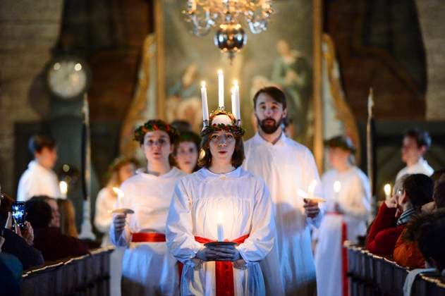 STOCKHOLM 20161213 Kongl. Teknologkören med lucian Amanda Helmfrid, musikstuderande fran Tekniska Högskolans Studentkar bestar av studenter fran Kungliga Tekniska Högskolan, KTH framträder i Seglora kyrka pa Skansen pa luciadagen. STOCKHOLM SVERIGE x10060x *** STOCKHOLM 20161213 Kongl Teknologkören with lucian Amanda Helmfrid, music students from Tekniska Högskolans Studentkar consisting of students from Kungliga Tekniska Högskolan, KTH performs in Seglora kyrka at Skansen on Lucia day STOCKHOLM SVERIGE x10060x  Copyright: xHenrikxMontgomery TTx LUCIA SKANSEN