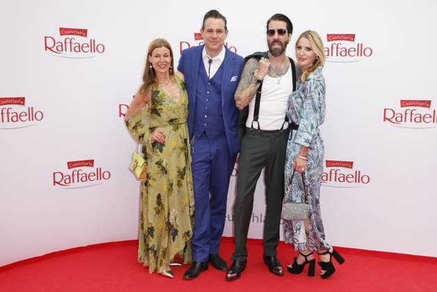 Bilder des Jahres 2023, Entertainment June 06 Entertainment Themen der Woche KW25 Entertainment Bilder des Tages Alec Voelkel mit seiner Ehefrau Johanna Michels und Sascha Vollmer mit seiner Ehefrau Jenny beim Raffaello Summer Day Event am 21.6.2023 in Berlin Raffaello Summer Day Event 2023 in Berlin *** Alec Voelkel with his wife Johanna Michels and Sascha Vollmer with his wife Jenny at the Raffaello Summer Day Event on 21 6 2023 in Berlin Raffaello Summer Day Event 2023 in Berlin 