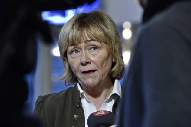 STOCKHOLM 20151217 Beatrice Ask (M) pratar med journalister i samband med att riksdagen debatterat lagen om id-krav för asylsökande inför voteringen. Stockholm Sverige x10090x *** STOCKHOLM 20151217 Beatrice Ask M talks to journalists during the parliamentary debate on the law on ID requirements for asylum seekers before the vote Stockholm Sweden x10090x  Copyright: xClaudioxBresciani TTx FLYKTINGPOLITIK