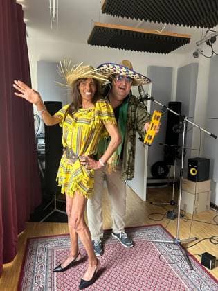 Bilder des Jahres 2023, Entertainment June 06 Entertainment Themen der Woche KW25 RECORD DATE NOT STATED Es ist die Sensation auf dem kommenden Schlagermove. Entertainer und Millionär Andreas Ellermann und Bohlen-Ex Nadja Abd el Farrag nahmen gestern in einem Tonstudio in Bremen den Song Fiesta Mexicana gemeinsam auf und werden in auf dem Schlagermove 2023 in Hamburg live performen und die Premiere feiern. Bei der Coverversion des Rex Gildo Klassikers, handelt es sich um einen modernen Remix des Songs. Unsere Stimmen harmonieren fantastisch, stellt der Hamburger Entertainer und Countrysänger Andreas Ellermann fest. Endlich mal wieder in einem Tonstudio, das hat richtig Spaß gemacht , freut sich Naddel. Der Song wird seine Premiere auf dem Bild-Truck des Schlagermoves feiern. Pünktlich zum Schlagermove wird er auch im Streaming bei Son