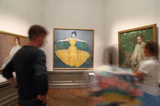 News Themen der Woche KW25 News Bilder des Tages Eine neue Ausstellung in der Alten Nationalgalerie in Berlin nimmt die Kunstmetropolen Muenchen, Wien und Berlin um 1900 in den Blick. (Foto vom 22.06.2023: Max Kurzweil, Dame in Gelb , 1899 (Bild Mitte)) Mit der Gruendung von sogenannten Secessionen, das heisst Abspaltungen vom akademischen Kunstbetrieb, suchten die kuenstlerischen Avantgarden im deutschsprachigen Raum nach neuen Ausdrucks- und Praesentationsformen. Neue Kuenstlervereinigungen entstanden in Muenchen 1892, in Wien 1897 und in Berlin 1899. Die Ausstellung nimmt bis zum 22. Oktober die drei Hauptstaedte der neuen Bewegung und ihre Protagonisten in den Fokus und zeigt Parallelen und Unterschiede auf. Im Zentrum stehen die Gruender der jeweiligen Secession, die Maler Franz von Copyright: epd-bild JuergenxBlume epd-Ausstellung_Secession1-kopieren