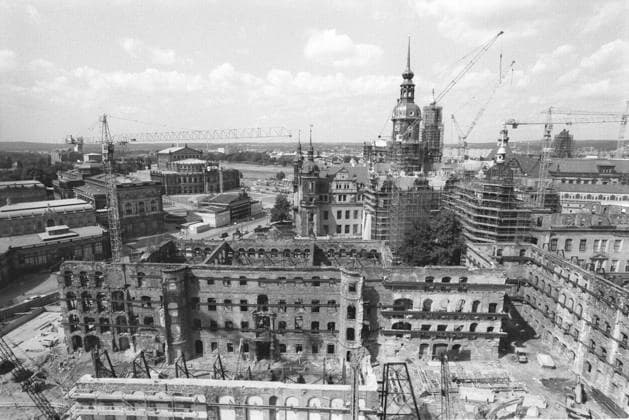 Dresden, historisch, Wiederaufbau historischer Gebäude, Taschenbergpalais, Ruine, Draufsicht, Zustand bei Grundsteinlegung am 30.06.1993. Veröffentlichung in Sächsische Zeitung am 01.07.1993: Grundstein zu Kempinski-Hotel Taschenbergpalais ist gelegt. Ende 1994 sollen 213 Zimmer, 45 Suiten, Ballsaal und Wellness-Center Nobelgäste locken. Das Palais der Gräfin Cosel und später der Prinzen des sächsischen Hofes beginnt seit gestern wieder zu wachsen. Taschenbergpalais heißt das Haus seit dem 18. Jahrhundert, und Grand Hotel Taschenbergpalais Kempinski Dresden wird Ende 1994 die Schrift über dem Eingangsportal von den Besitzern des Hauses künden... Klaus Thiere ! ACHTUNG Aufnahmedatum laut Beschriftung *** Dresden, historical, Reconst Copyright: xSZ KlausxThierex 0000010201799268 ! ACHTUNG Aufnahmedatum laut Beschriftung