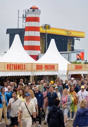 BROUWERSDAM - Visitors to the festival Concert at SEA on the first day of the festival. Concert at SEA is organized every year by the Zeeland band BLOF. ANP IRIS VAN DEN BROEK netherlands out - belgium out  Copyright: xx x472200483x originalFilename: 472200483.jpg