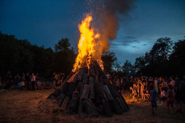 Sonnwendfeuer mit großer Menschenmenge, Tübingen, Baden-Württemberg, Deutschland *** Solstice fire with large crowd, Tübingen, Baden Württemberg, Germany
