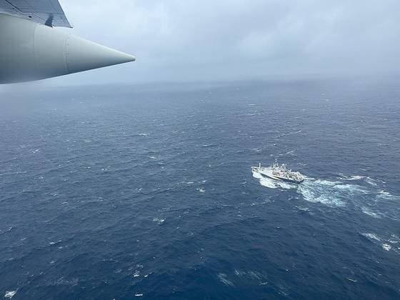 News Themen der Woche KW25 News Bilder des Tages June 22, 2023, Boston, Massachusetts, USA: A handout photo taken on June 21, 2023 and made available June 22, 2023 by the US Coast Guard shows a Coast Guard Air Station Elizabeth City, North Carolina HC-130 Hercules airplane flies over the French research vessel, L Atalante approximately 900 miles East of Cape Cod during the search for the 21-foot submersible, Titan. Five people who were on a sub that went missing during a voyage to the wreckage of the Titanic are believed to be dead, the company that planned the trip said. The announcement was made after a deep-sea robot found a debris field while searching for the sub, the U.S. Coast Guard said Thursday. Boston USA - ZUMA 20230622_new_z03_031 Copyright: xPettyxOfficerx1stxClassxAmber USxCoastxGuardx