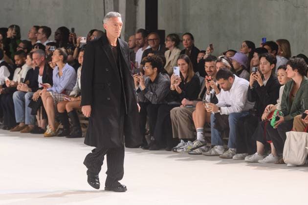 Paris Fashion Week, AMI Alexandre Mattiussi Modenschau - Vincent Cassel läuft als Model PFW - Vincent Cassel Models For AMI Alexandre Mattiussi Actor Vincent Cassel walks the runway during the Ami Alexandre Mattiussi Menswear Spring Summer 2024 show as part of Paris Fashion Week on June 22, 2023 in Paris, France. Photo by Laurent Zabulon ABACAPRESS.COM Paris France  Copyright: xZabulonxLaurent ABACAx 857993_011 ZabulonxLaurent ABACAx 857993_011