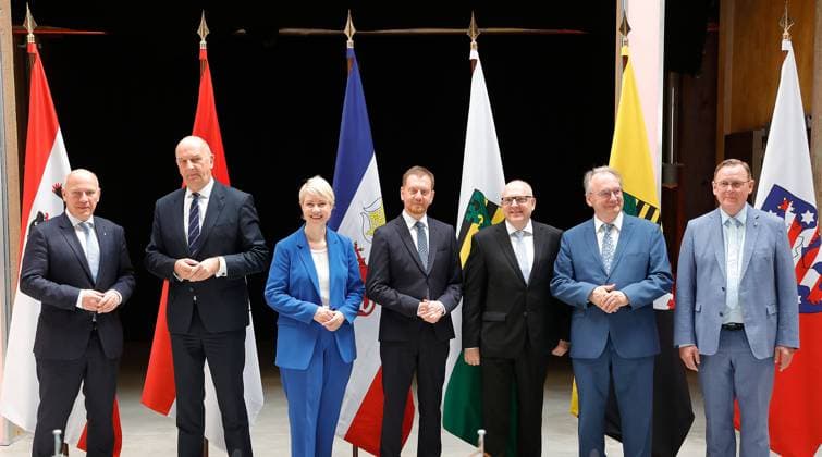 News Themen der Woche KW25 News Bilder des Tages Ministerpräsidentenkonferenz 22.06.2023, Chemnitz, Ostdeutsche Ministerpräsidentenkonferenz, Politik Im Veranstaltungszentrum Kraftverkehr treffen sich die ostdeutschen Ministerpräsidenten zu einer turnusmäßigen Konferenz. Als Gäste werden Bundeskanzler Olaf Scholz und der Ostbeauftagre Carsten Schneider erwartet. Der Chemnitzer Oberbürgermeister Sven Schulze begrüßt alle Anwesenden. Themen der Konferenz sind u.a. die Förderung von Unternehmen, die Sicherung von Fachkräften, Ausbau der Wasserstofftechnik und die Energiekrise. Foto: vlnr: Regierender Bürgermeister Berlin Kai Wegner, MP Brandenburg Dietmar Woidke, MP Mecklenburg-Vorpommern Manuela Schwesig, MP Sachsen Michael Kretschmer, Chemnitzer OB Sven Schulze, MP Sachsen A
