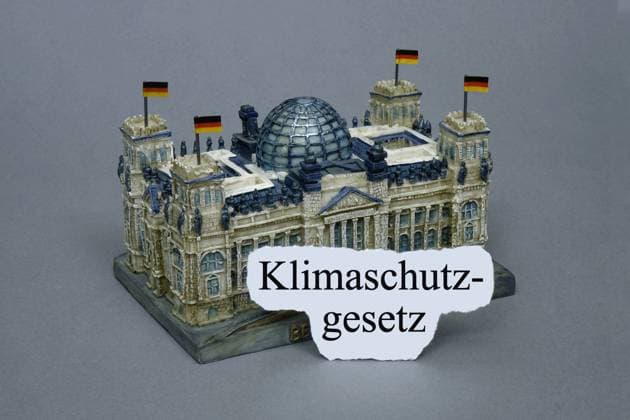Reichstag mit Schriftzug Klimaschutzgesetz Reichstag mit Schriftzug Klimaschutzgesetz, 23.06.2023, Borkwalde, Brandenburg, Vor einem Reichstagsmodell steht der Schriftzug Klimaschutzgesetz. *** Reichstag with lettering climate protection law Reichstag with lettering climate protection law, 23 06 2023, Borkwalde, Brandenburg, In front of a Reichstag model stands the lettering climate protection law