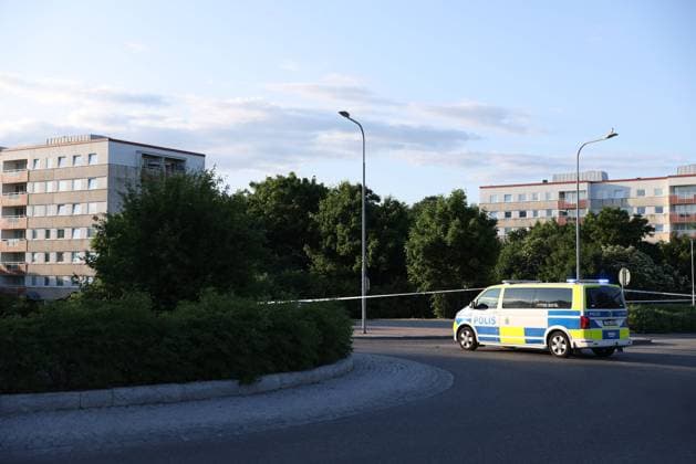 UPPSALA 20230623 En skottlossning har inträffat vid Gottsunda centrum, i Uppsala pa midsommarafton. En pojke är skottskadad och har förts till sjukhus. Vittnen talar om ett stort antal skott och även en buss i linjetrafik har träffats. Polisen är pa plats och har upprättat avspärrningar. UPPSALA SVERIGE x12150x *** UPPSALA 20230623 A shooting has occurred at Gottsunda center, in Uppsala on Midsummers Eve A boy is shot and has been taken to hospital Witnesses speak of a large number of shots and also a bus in regular traffic has been hit The police are at the scene and have established barriers UPPSALA SVERIGE x12150x  Copyright: xCaisaxRasmussen TTx GOTTSUNDA TTABB0000000000196288