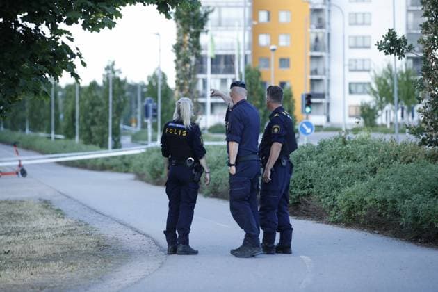 UPPSALA 20230623 En skottlossning har inträffat vid Gottsunda centrum, i Uppsala pa midsommarafton. En pojke är skottskadad och har förts till sjukhus. Vittnen talar om ett stort antal skott och även en buss i linjetrafik har träffats. Polisen är pa plats och har upprättat avspärrningar. UPPSALA SVERIGE x12150x *** UPPSALA 20230623 A shooting has occurred at Gottsunda center, in Uppsala on Midsummers Eve A boy is shot and has been taken to hospital Witnesses speak of a large number of shots and also a bus in regular traffic has been hit The police are at the scene and have established barriers UPPSALA SVERIGE x12150x  Copyright: xCaisaxRasmussen TTx GOTTSUNDA TTABB0000000000196296