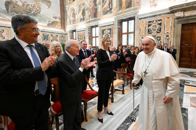 Italy, Rome, Vatican, 2023 6 24. Pope Francis receives Biagio Agnes Award Delegation in audience at Vatican Photograph by Vatican Media Catholic Press Photo RESTRICTED TO EDITORIAL USE - NO MARKETING - NO ADVERTISING CAMPAIGNS  Copyright: xVATICANxMEDIAx xipa-agency.netx xVaticanxMediax IPA_IPA38851610