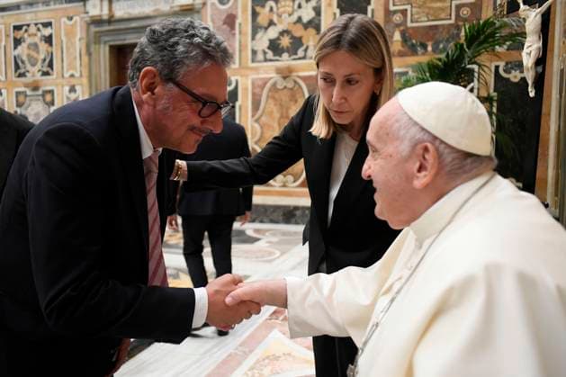 Italy, Rome, Vatican, 2023 6 24. Pope Francis receives Biagio Agnes Award Delegation in audience at Vatican Photograph by Vatican Media Catholic Press Photo RESTRICTED TO EDITORIAL USE - NO MARKETING - NO ADVERTISING CAMPAIGNS  Copyright: xVATICANxMEDIAx xipa-agency.netx xVaticanxMediax IPA_IPA38851613