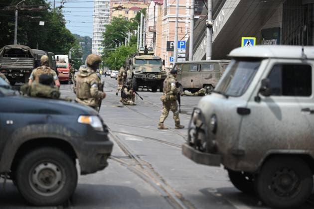 June 24.2023. Russia. Rostov-on-Don. Soldiers of the Wagner PMCs at the building of the Southern Military District. KARBINOVxANATOLYKarbinovxAnatoly