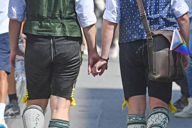 News Themen der Woche KW25 News Bilder des Tages Bayerisches Schwulenpaar in Tracht und Lederhosen. Haendchen haltend.Haendchenhaltend. CSD in Muenchen unter dem Motto ãQueerer Aktionsplan Bayern jetzt!Ò am 24.06.2023. *** Bavarian gay couple in traditional costume and lederhosen holding hands CSD in Munich under the motto ÒQueerer Aktionsplan Bayern jetzt Ò on 24 06 2023