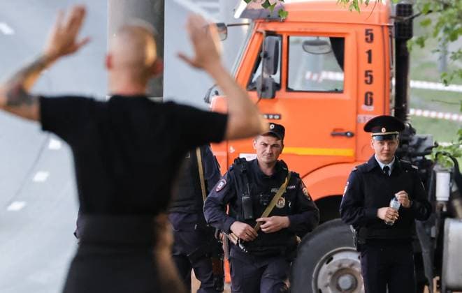 RUSSIA, MOSCOW - JUNE 24, 2023: Police officers are seen at an entrance to the city. Sofya Sandurskaya TASS  60045304
