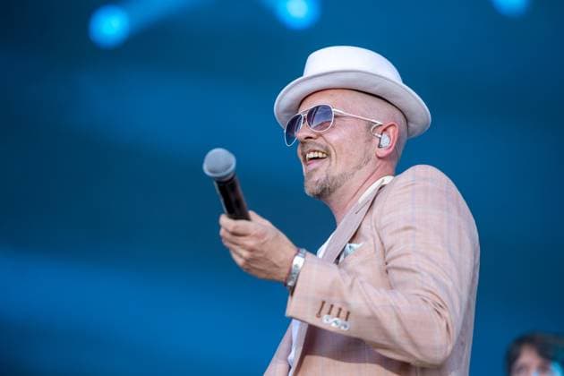 Entertainment Themen der Woche KW25 Entertainment Bilder des Tages Stuttgart, Jan Delay zusammen mit Disko No.1 auf dem Kessel Festival 2023, 24.06.2023 Der deutsche Musiker Jan Delay zusammen mit Disko No.1 auf der Hauptbuehne des Kessel Festivals. Das 3. Kessel Festival 2023 auf dem Cannstatter Wasen in Stuttgart. Durch die Verschmelzung von Musik, Sport, Kultur und Nachhaltigkeit entsteht auf dem Cannstatter Wasen eine besondere Kulisse für Besucher jeglichen Alters. *** Stuttgart, Jan Delay together with Disko No 1 at the Kessel Festival 2023, 24 06 2023 The German musician Jan Delay together with Disko No 1 on the main stage of the Kessel Festival The 3 Kessel Festival 2023 at the Cannstatter Wasen in Stuttgart The fusion of music, sports, culture and sustainability creates a special setting for vi Copyright: xDennisxDuddek xEibnerxPressefotox EP_DDK