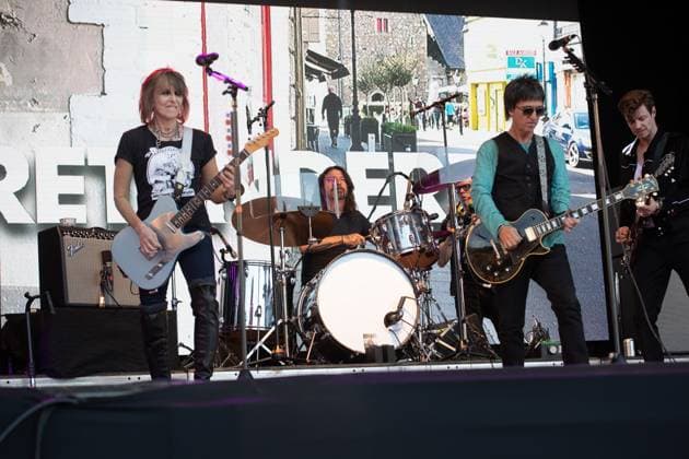 Entertainment Themen der Woche KW25 Dave Grohl, Johnny Marr guest with The Pretenders at Glastonbury Festival 2023 Saturday - Worthy Farm, Glastonbury Guitarist Johnny Marr and Foo Fighters Dave Grohl guest with Chrissie Hynde of The Pretenders performs on the Park Stage at Glastonbury Festival, 2023, Worthy Farm, Glastonbury, England, UK on Saturday 24 June 2023., Credit:Justin Ng Avalon UK, England, Glastonbury, Worthy Farm  Copyright: xJustinxNgx xAvalonx 0785208225