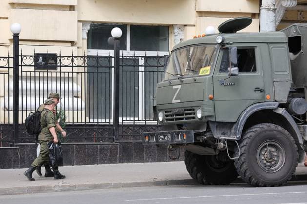 RUSSIA, ROSTOV-ON-DON - JUNE 25, 2023: Servicemen walk outside the Russian Southern Military District headquarters. Nikolai Trishin TASS  60061635