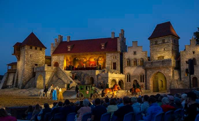 Entertainment Themen der Woche KW25 Premiere Stoertebeker Festspiele 2023 Tausende Zuschauer verfolgen die Premiere des Theaterstueckes Â»Gotland unter FeuerÂ« auf der Insel Ruegen. Die Stoertebeker Festspiele zeigen eine neue Geschichte mit den legendaeren Piraten Klaus Stoertebeker und Goedeke Michels. Die Stoertebeker-Festspiele werden bis zum 9. September 2023 auf der Naturbuehne in Ralswiek gezeigt. Ralswiek Mecklenburg-Vorpommern Deutschland *** Premiere Stoertebeker Festival 2023 Thousands of spectators watch the premiere of the play Â Gotland under fireÂ on the island of Ruegen The Stoertebeker Festival shows a new story with the legendary pirates Klaus Stoertebeker and Goedeke Michels The Stoertebeker Festival will be shown until 9 September 2023 on the natural