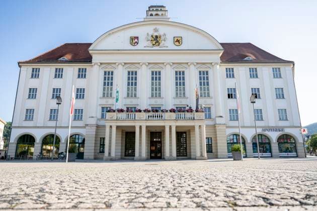 STICHWAHL ZUM LANDRAT IN SONNEBERG 25 06 2023 - Sonneberg: Die Stichwahl zum neuen Landrat des Landkreises Sonneberg am 25. Juni 2023 in Sonneberg (Thüringen). Das Rathaus in Sonneberg. Hier wählt der AfD-Landratskandidat, Robert Sesselmann. _________________ *** STICHWAHL ZUM LANDRAT IN SONNEBERG 25 06 2023 Sonneberg The runoff election for the new district administrator of the Sonneberg district on 25 June 2023 in Sonneberg Thuringia The town hall in Sonneberg Here votes the AfD district administrator candidate, Robert Sesselmann