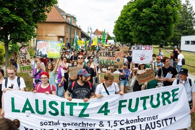 News Themen der Woche KW25 News Bilder des Tages Klimaprotest - Demo fuer früheren Kohleausstieg in der Lausitz DEU Deutschland Brandenburg Welzow 25.06.2023, Klimademo in Welzow in der brandenburgischen Lausitz, Klimaktivisten demonstrieren in Welzow unweit des Tagebaus Welzow-Sued gegen den Braunkohleabbau und für einen früheren Kohleausstieg. Ein Bündnis aus verschiedenen Klimagruppen und Umweltverbänden - u.a. Fridays for Future, BUND, Ende Gelände und Greenpeace hatte zur Dem am Tagebau Welzow aufgerufen. Etwa 500 Aktivisten nahmen an der Kundgebung und der Demo teil. *** Climate protest demo for earlier coal exit in Lusatia DEU Germany Brandenburg Welzow 25 06 2023, climate demo in Welzow in the Brandenburg Lausitz, climate activists demonstrate in Welzow not far from the Welz AF_Welzow_55965