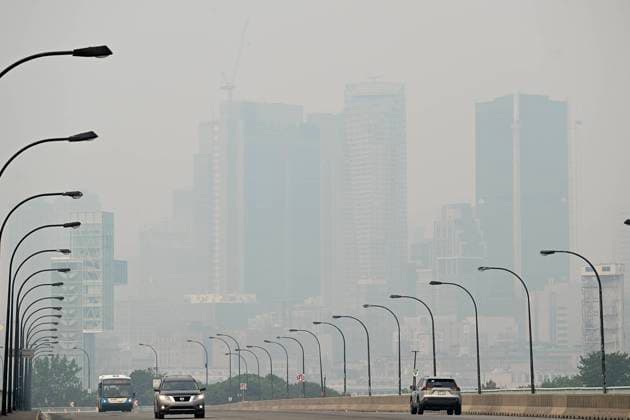 June 25, 2023, Montreal, PQ, Canada: The skyline of Montreal is obscured by a haze of smog, Sunday, June 25, 2023, as a smog warning is in effect for Montreal and multiple regions of the province due to forest fires. Montreal Canada  - ZUMAc35_ 20230625_zaf_c35_011 Copyright: xGrahamxHughesx