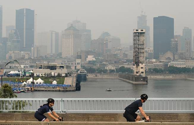 June 25, 2023, Montreal, PQ, Canada: The skyline of Montreal is obscured by a haze of smog, Sunday, June 25, 2023, as a smog warning is in effect for Montreal and multiple regions of the province due to forest fires. Montreal Canada  - ZUMAc35_ 20230625_zaf_c35_014 Copyright: xGrahamxHughesx