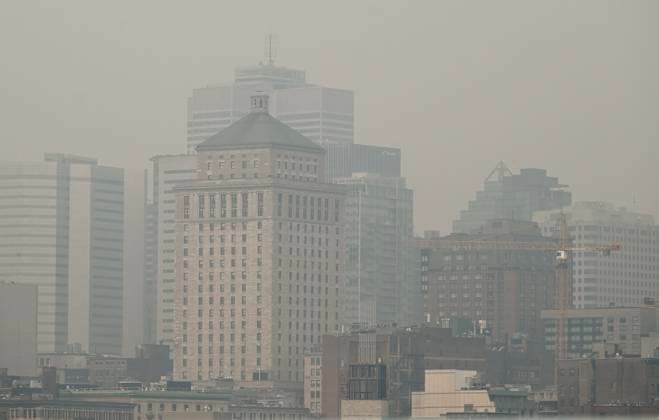 June 25, 2023, Montreal, PQ, Canada: The skyline of Montreal is obscured by a haze of smog, Sunday, June 25, 2023, as a smog warning is in effect for Montreal and multiple regions of the province due to forest fires. Montreal Canada  - ZUMAc35_ 20230625_zaf_c35_021 Copyright: xGrahamxHughesx