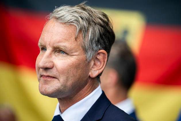 STICHWAHL ZUM LANDRAT IN SONNEBERG 25 06 2023 - Sonneberg: Die Stichwahl zum neuen Landrat des Landkreises Sonneberg am 25. Juni 2023 in Sonneberg (Thüringen). Björn Höcke (AfD) vor einer Deutschlandfahne auf der AfD-Wahlparty in der Frankenbaude. _________________ *** STICHWAHL ZUM LANDRAT IN SONNEBERG 25 06 2023 Sonneberg The runoff election for the new district administrator of the Sonneberg district on 25 June 2023 in Sonneberg Thuringia Björn Höcke AfD in front of a Germany flag at the AfD election party in the Frankenbaude