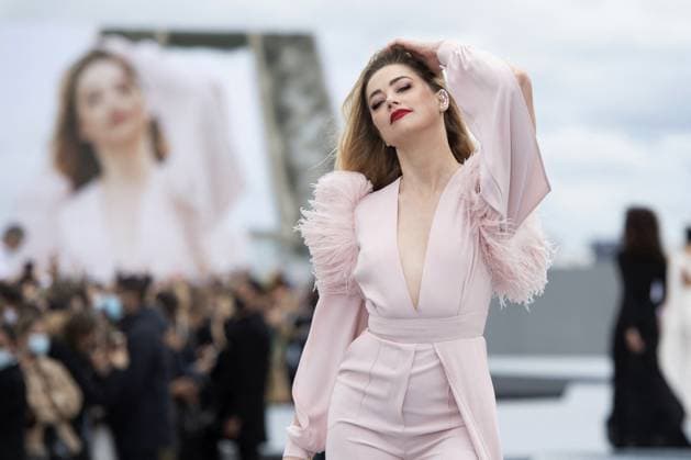PFW - L Oreal Runway Amber Heard walks the runway during the L Oreal show as part of Paris Fashion Week Womenswear Spring Summer 2022 in Paris, France on October 03, 2021. Photo by Aurore Marechal ABACAPRESS.COM Paris Ile de France France  Copyright: xMarechalxAurore ABACAx 783018_202 MarechalxAurore ABACAx 783018_202