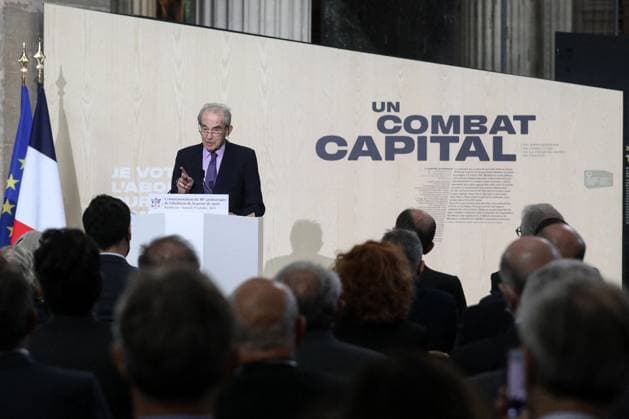 Commemoration Of The 40th Anniversary Of The Abolition Of The Death Penalty - Paris Le prÃ sident de la rÃ publique, Emmanuel Macron et Robert Badinter durant la CommÃ moration du quarantieme anniversaire de l abolition de la peine de mort, au PanthÃ on Ã Paris, France, le 9 octobre 2021. French President Emmanuel Macron and Robert Badinter during the commemoration of the 40th anniversary of the abolition of the death penalty at the Pantheon in Paris, France, October 9th, 2021. Photo by Stephane Lemouton Pool ABACAPRESS.COM Paris France  Copyright: xLemoutonxStephane Pool ABACAx 783913_040 LemoutonxStephane Pool ABACAx 783913_040