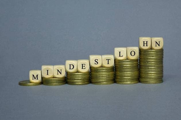 Geldstapel mit Mindestlohn Geldstapel mit Mindestlohn, 27.06.2023, Borkwalde, Brandenburg, Auf ansteigenden Geldstapeln befinden sich Buchstabenwürfel mit dem Schriftzug Mindestlohn. *** Money stack with minimum wage Money stack with minimum wage, 27 06 2023, Borkwalde, Brandenburg, On rising money stacks are letter cubes with the lettering minimum wage