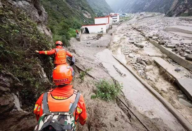News Themen der Woche KW26 Bilder des Jahres 2023, News 06 Juni News Bilder des Tages (230627) -- WENCHUAN, June 27, 2023 -- Rescuers work at a landslide site in Miansi Township of Wenchuan County, southwest China s Sichuan Province, June 27, 2023. Seven people have been unaccounted for after landslides hit a county in Sichuan Province in the wee hours of Tuesday. Due to heavy rainfall in a short period of time, landslides occurred in Miansi Township and Weizhou Township in Wenchuan County, the county s emergency management bureau said. As of 10:32 a.m. Tuesday, over 900 people affected by the landslides had been relocated. Over 400 rescue workers are searching for the missing. CHINA-SICHUAN-WENCHUAN-LANDSLIDES (CN) WangxXi 