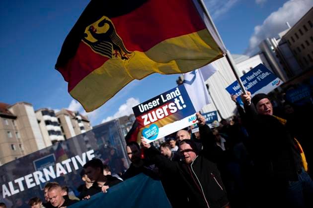 AfD Demo - Unser Land Zuerst DEU, Deutschland, Germany, Berlin, 08.10.2022 Demonstrant der Jungen Alternative JA, die Jugendorganisation der AfD, mit Plakat Unser Land Zuerst auf einer Kundgebung und Demonstration der rechtsextremen Partei Alternative fuer Deutschland AfD unter dem Motto Unser Land Zuerst Energiesicherheit und Inflationsschutz im Regierungsviertel in Berlin, Deutschland. Der Protest gegen die Poltik der Bundesregierung, Energiepolitik, und steigende Preise und Inflation wird unterstuetzt von sog. Querdenker und Rechtsradikalen. Als Folge des Krieges in der Ukraine ist das Hauptthema fuer rechte Parteien in Deutschland jetzt die soziale Frage. en: Demonstrator of the Junge Alternative JA, the youth organization of the AfD,