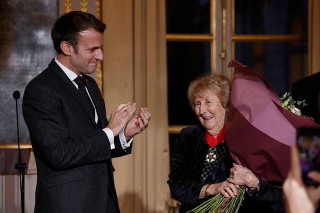 President Macron Awards The Legion Of Honor To Antonine Maillet - Paris French President Emmanuel Macron (L) awards with the Medal of Honor Acadian writer Antonine Maillet (R) at the Elysee Palace in Paris, France, 24 November 2021. Photo by Yoan Valat Pool ABACAPRESS.COM Paris France  Copyright: xValatxYoan Pool ABACAx 789308_001 ValatxYoan Pool ABACAx 789308_001